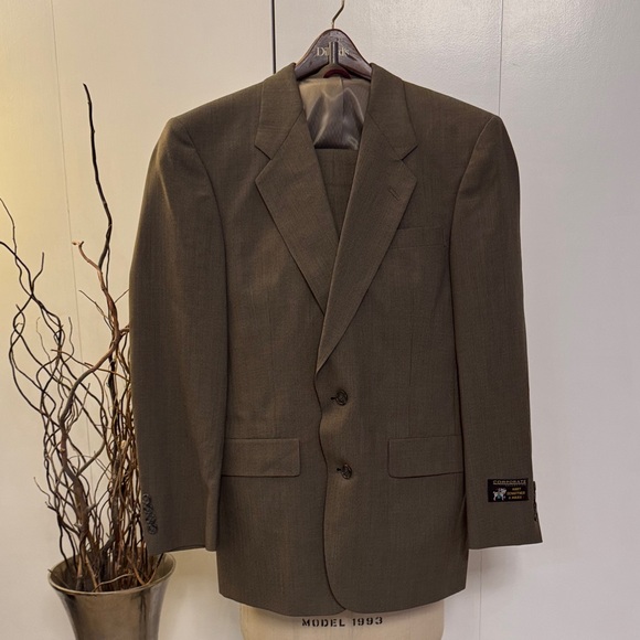 Elegant Men's Brown Suit - Picture 1 of 12